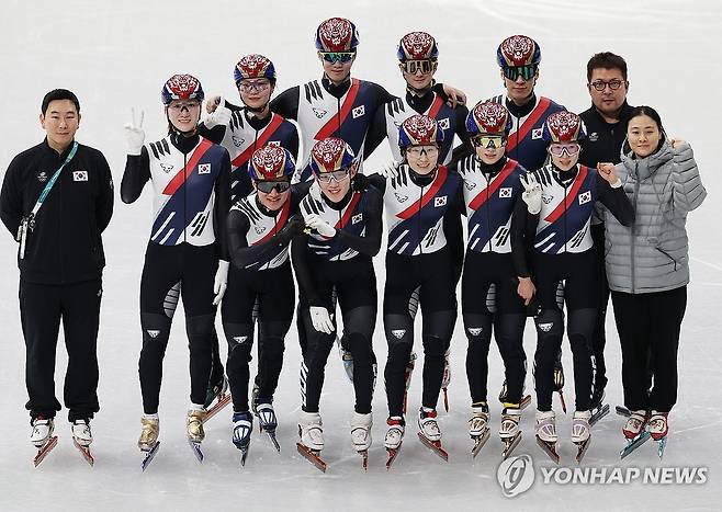 대한민국 쇼트트랙‘찰칵’ (밀라노=연합뉴스) 신준희 기자 = 2026 밀라노-코르티나담페초 동계올림픽 개막을 이틀 앞둔 4일(현지시간) 밀라노 아이스스케이팅 아레나에서 훈련을 마친 한국 쇼트트랙 최민정과 황대헌 등 선수들이 기념사진을 찍고 있다. 2026.2.4 hama@yna.co.kr