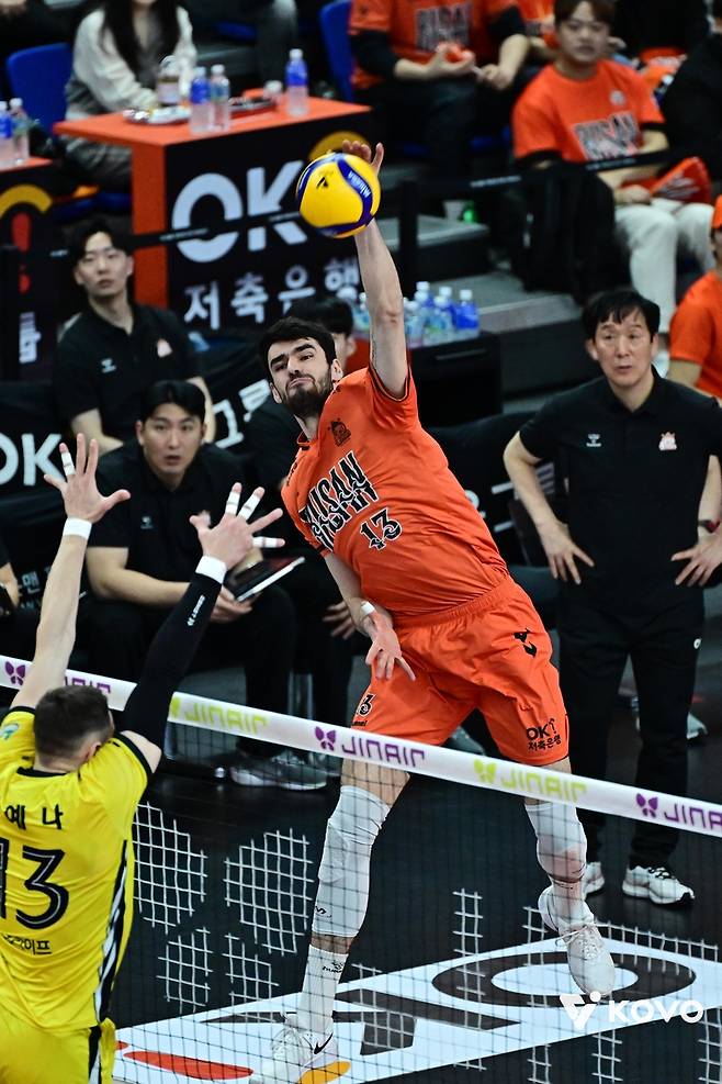 스파이크하는 OK저축은행의 디미트로프(오른쪽) [한국배구연맹 제공. 재판매.DB 금지]