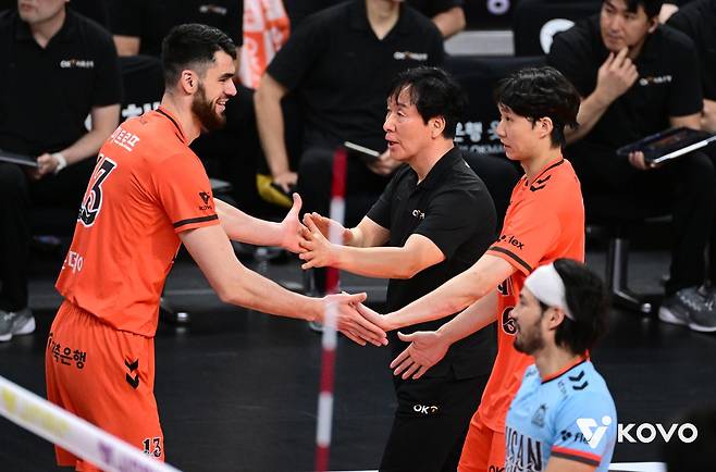 신영철 OK저축은행 감독(중앙)과 하이파이브 하는 디미트로프(왼쪽) [한국배구연맹 제공. 재판매 및 DB 금지]