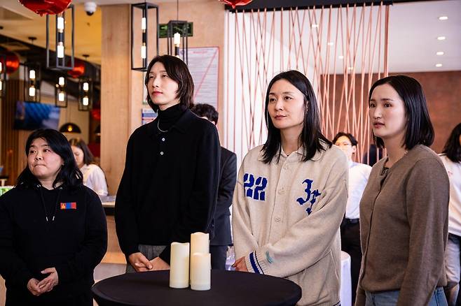 몽골배구협회 초청으로 방문한 김연경(왼쪽에서 2번째)과 표승주(왼쪽에서 3번째). [몽골배구협회 페이스북 캡처. 재판매 및 DB 금지]