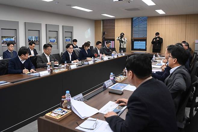 김정관 산업장관, 희토류 관련 기업 간담회 주재 (서울=연합뉴스) 김정관 산업통상부 장관은 5일 대구 달성군 성림첨단산업 현풍공장에서 광해광업공단, 지질자원연구원, 성림첨단산업, 고려아연, 현대차를 비롯한 희토류 관련 유관기관 및 기업 대표 등 관계자가 참석한 가운데 '희토류 관련 기업 간담회'를 주재하고 희토류 공급망 안정을 위한 민관 협력방안을 논의했다. [산업통상자원부 제공. 재판매 및 DB 금지]