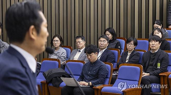 민주당 정책의총 참석한 검찰개혁추진단 관계자들 (서울=연합뉴스) 황광모 기자 = 5일 국회에서 열린 더불어민주당 정책 의원총회에서 공소청법·중수청법에 대한 정부안을 설명하기 위해 국무총리실 산하 검찰개혁추진단 관계자들이 정청래 대표의 검찰 개혁 관련 발언을 듣고 있다. 2026.2.5 hkmpooh@yna.co.kr