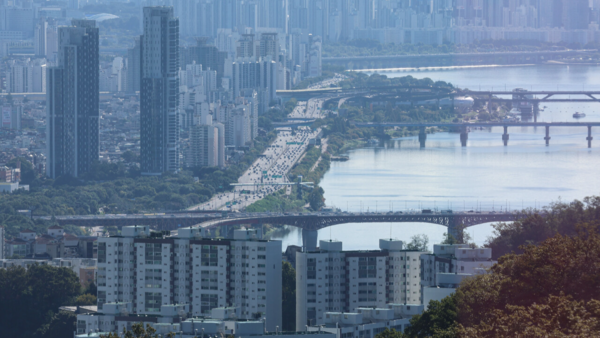 서울 남산에서 바라본 한강과 아파트 단지들. 연합뉴스