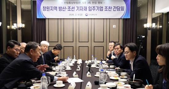 김정관 산업통상부 장관이 6일 창원시 그랜드머큐어 앰배서더호텔에서 열린 '방산 및 조선 기자재 기업 간담회'에서 참석자의 발언을 경청하고 있다. 사진=산업통상부