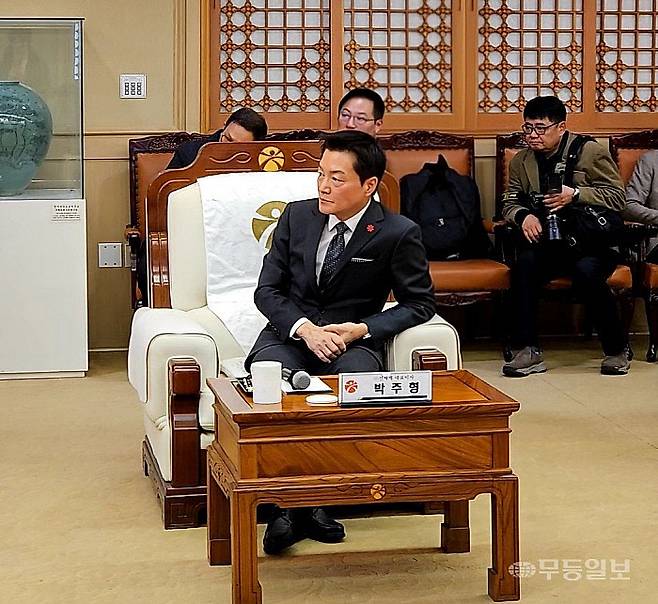 박주형 신세계 대표이사가 5일 광주시에서 열린 ‘광천터미널 복합화사업 도시계획변경 사전협상 결과 대시민 보고회 및 투자 양해각서 체결식’에 참석해 진행 사항을 보고 있다. 이삼섭기자 seobi@mdilbo.com