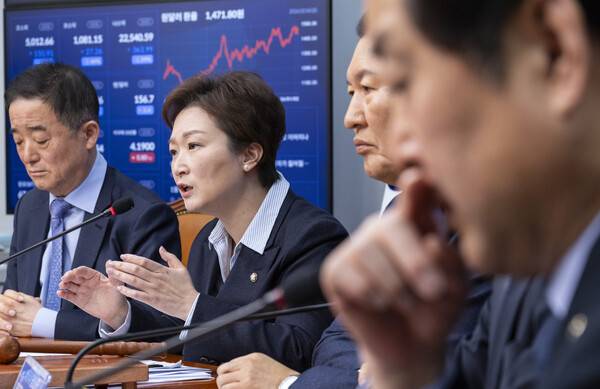 더불어민주당 이언주 최고위원이 6일 국회에서 열린 최고위원회의에서 민주당과 조국혁신당과의 합당과 관련한 여론 조사 결과를 바탕으로 반대 의견을 이야기 하고 있다. 2026.2.6. 연합뉴스