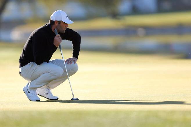 스코티 셰플러가 그린의 경사를 살피고 있다. (사진=AFPBBNews)