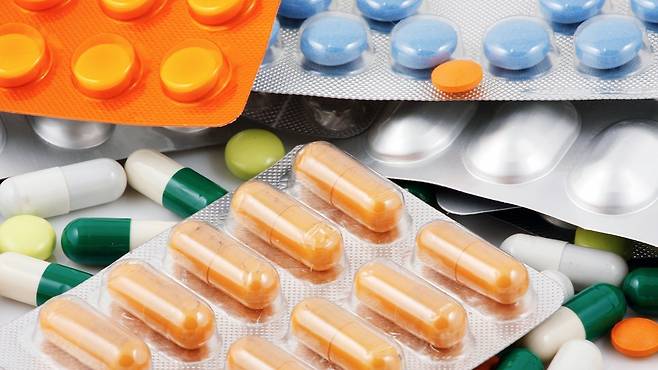 만성질환 약물을 장기간 복용하고 있다면 기능식품이나 한약 섭취 시 주의해야 한다｜출처: 클립아트코리아