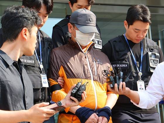 인천 송도에서 사제 총기로 아들을 살해한 60대 남성 A씨. 〈사진=연합뉴스〉