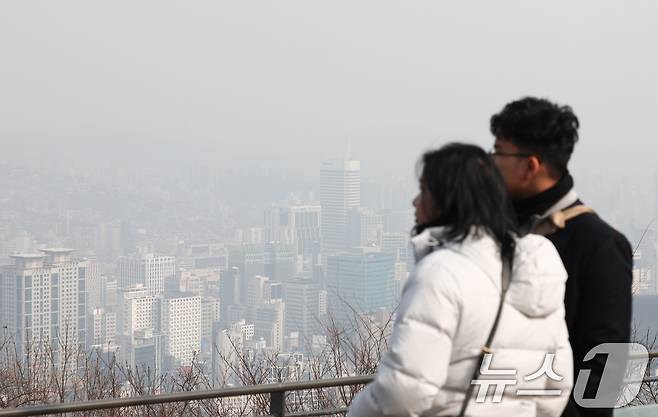 수도권 지역의 초미세먼지 농도가 '나쁨' 수준을 보인 5일 서울 남산에서 바라본 도심이 뿌옇다. 2026.2.5/뉴스1 ⓒ News1 최지환 기자