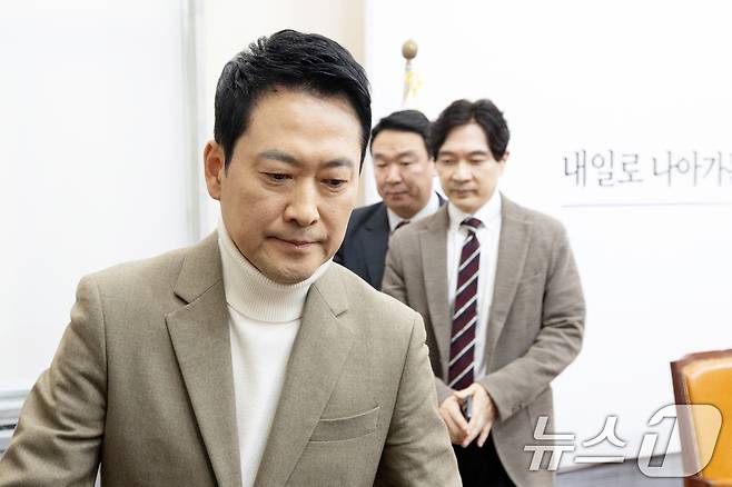 장동혁 국민의힘 대표가 5일 서울 여의도 국회에서 기자간담회를 열고 거취 표명 요구에 대한 입장을 밝힌 뒤 간담회장을 나서고 있다. 2026.2.5/뉴스1 ⓒ News1 이승배 기자