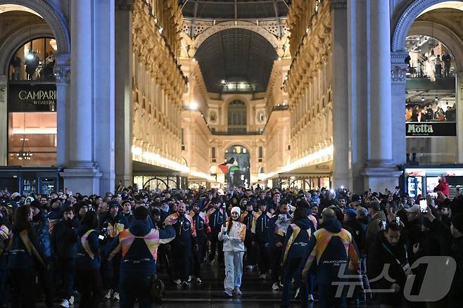2026 밀라노·코르티나담페초 동계 올림픽 개회식을 하루 앞둔 이탈리아 밀라노에서 진행 중인 성화 봉송. ⓒ AFP=뉴스1