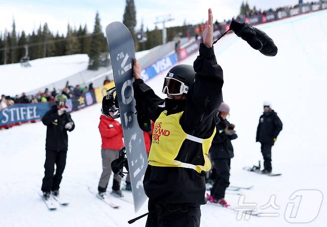 스노보드 유망주 최가온이 19일(현지시간) 미국 콜로라도주 코퍼 마운틴에서 열린 2025-26 FIS 스노보드 월드컵 여자 하프파이프 결선에서 우승을 차지한 후 기뻐하고 있다. 최가온은 이번 대회에서 94.50점을 받아 우승했다. 이로써 최가온은 지난주 중국 대회에 이어 월드컵 2주 연속 우승을 기록했다. ⓒ AFP=뉴스1 ⓒ News1 구윤성 기자