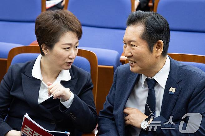 정청래 더불어민주당 대표와 이언주 최고위원이 5일 서울 여의도 국회에서 열린 정책의원총회에서 대화하고 있다. 2026.2.5/뉴스1 ⓒ News1 유승관 기자