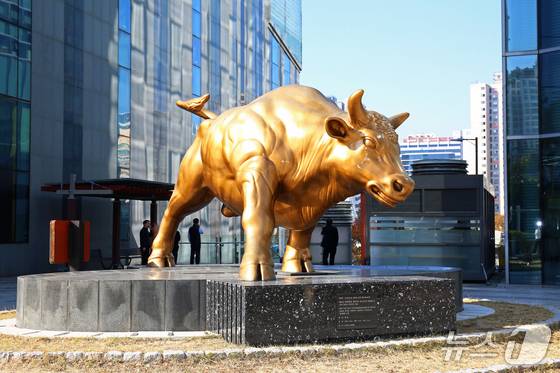 한국거래소 본사가 있는 부산국제금융센터(BIFC) 앞 황소 동상 (거래소 제공. 재판매 및 DB금지)