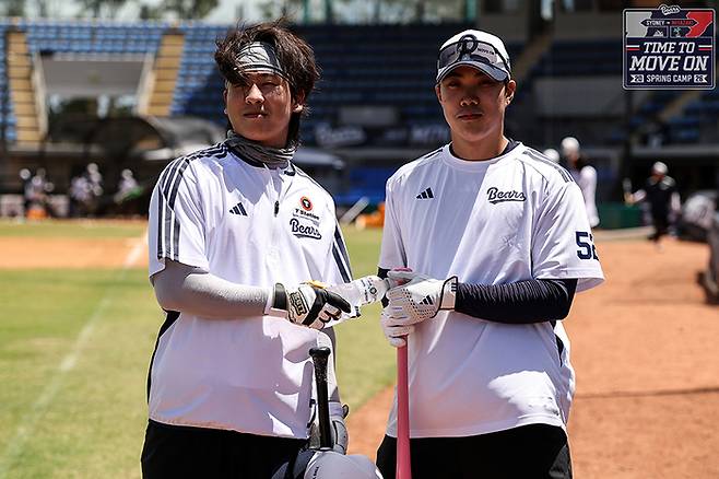 두산 박찬호(왼쪽)가 호주 시드니 블랙타운 야구장에서 진행된 스프링캠프에서 박준순과 포즈를 취하고 있다. 사진 | 두산 베어스