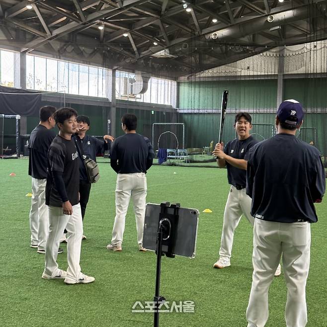 롯데 타자들이 실내에서 몸을 풀고 있는 모습. 타이난 | 박연준 기자 duswns0628@sportsseoul.com