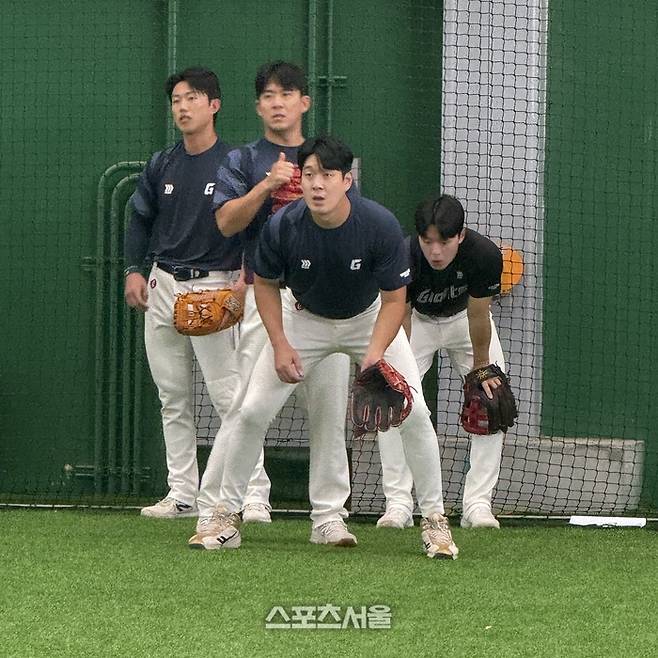 롯데 김민성이 나승엽 수비 훈련을 지켜보고 조언을 건네는 모습. 따봉도 잊지 않았다. 타이난 | 박연준 기자 duswns0628@sportsseoul.com