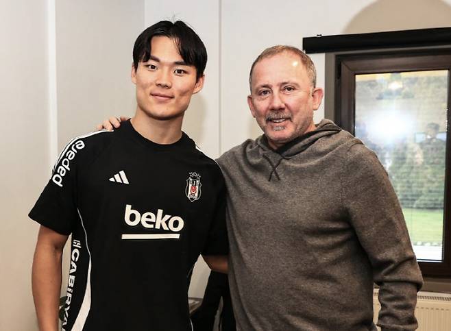 오현규와 베식타스 감독 사진캡처=베식타스 구단 SNS