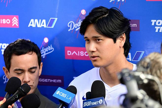 LA 다저스 오타니 쇼헤이가 1일 다저스타디움에서 열린 다저페스트에 앞서 현지 매체들과 인터뷰하고 있다. AFP연합뉴스