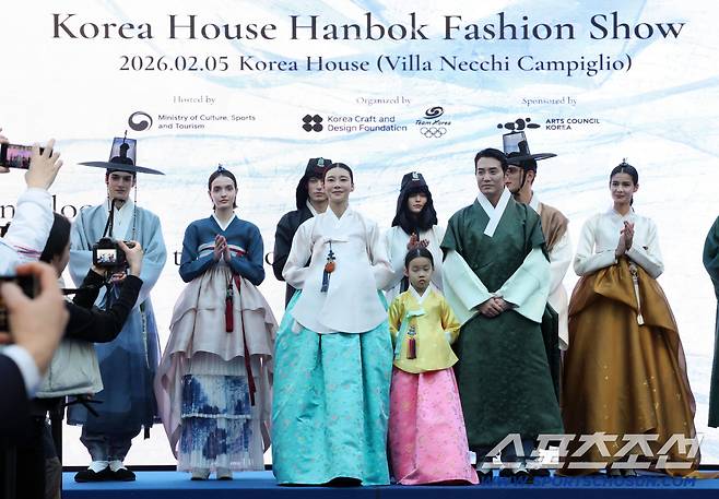 6일 이탈리아 밀라노 빌라 네키 캄필리오(Villa Necchi Campiglio)에서 코리아하우스 개관식이 열렸다. 한국을 알리는 한복 패션쇼에 참석한 주상욱-차예련 부부. 밀라노(이탈리아)=송정헌 기자songs@sportschosun.com/2026.02.06/