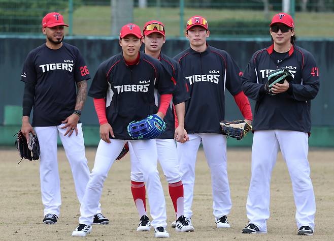 KIA 타이거즈 해럴드 카스트로(왼쪽 끝)가 외야수들과 수비 훈련을 하고 있다. 사진제공=KIA 타이거즈