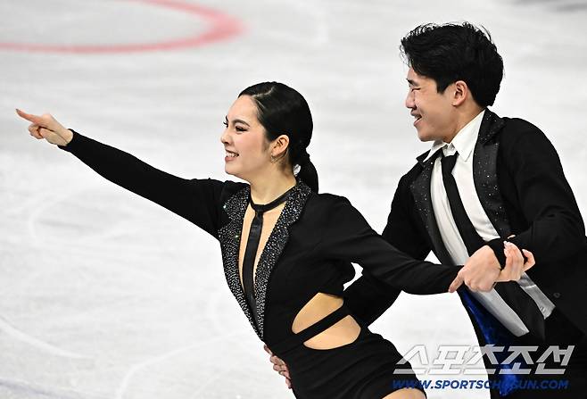 6일 이탈리아 밀라노 아이스스케이팅 아레나에서 열린 피겨 단체전 아이스댄스 경기. 연기를 펼치고 있는 임해나-권예. 밀라노(이탈리아)=송정헌 기자songs@sportschosun.com/2026.02.06/