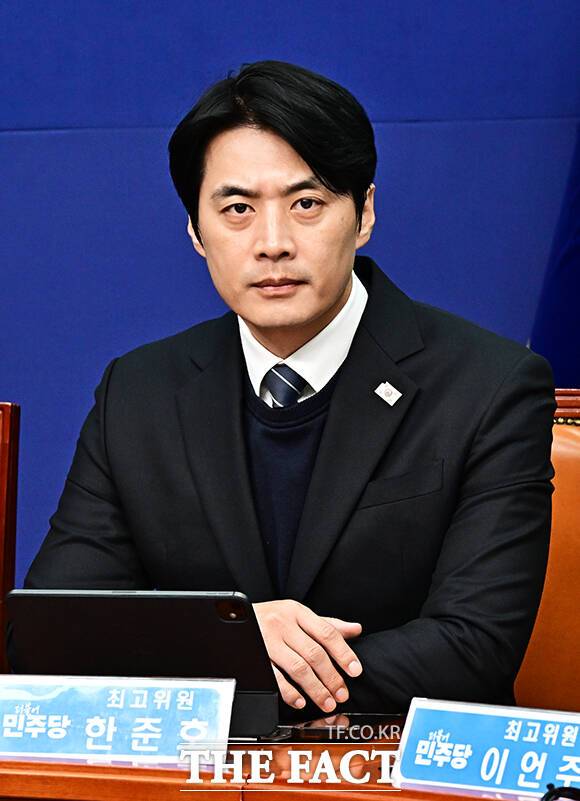 더불어민주당에서 작성된 '민주당·조국혁신당 합당 시나리오' 문건이 유출돼 파장이 이는 가운데, 한준호 민주당 의원은 6일 "이 사안을 책임 있게 논의하기 위해 긴급 의원총회 소집을 공식적으로 요구한다"고 했다. /국회=배정한 기자