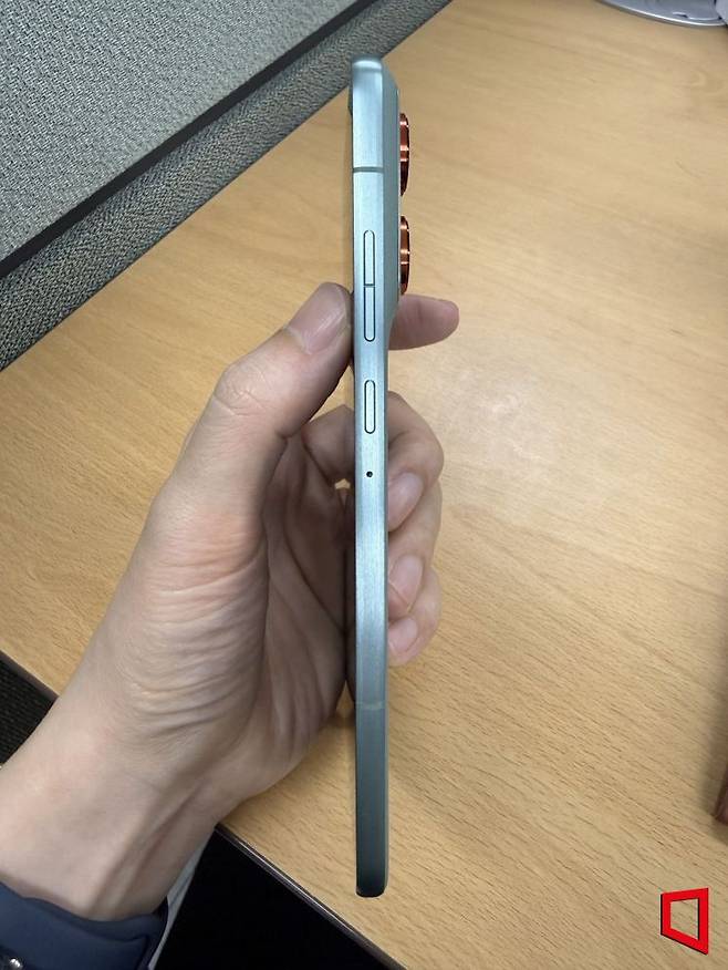 모토로라 엣지 70의 기기 측면. 이명환 기자