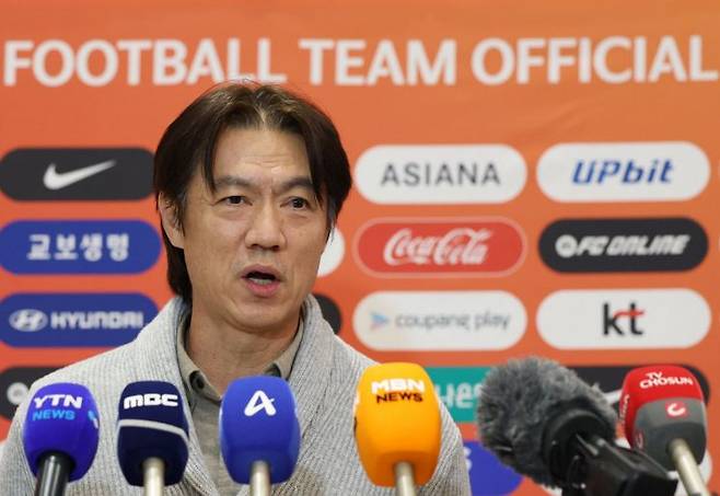 국제축구연맹(FIFA) 2026 북중미 월드컵에 나서는 홍명보 축구대표팀 감독이 월드컵 조 추첨식 참석과 베이스캠프 답사를 마치고 지난해 12월 12일 인천국제공항을 통해 귀국한 뒤 취재진과 인터뷰를 하고 있다. 연합뉴스