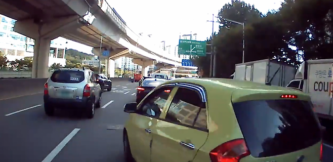 블랙박스에 녹화된 보험사기 범행 장면. 배달기사 일당은 CCTV 사각지대를 이용해 고의사고를 일으킨 것으로 조사됐다. 서울 성동경찰서