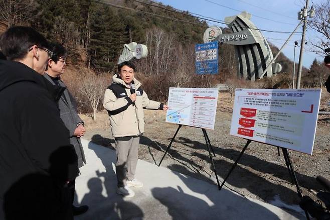 김진태 강원특별자치도지사가 6일 용문~홍천 광역철도가 강원특별자치도로 진입하는 첫 관문인 홍천군 남면 유목정리를 방문해 용문~홍천 광역철도 추진 일정과 사업 추진 방향을 점검하고 있다. 강원도 제공