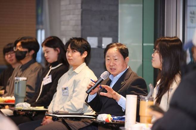 주광덕 남양주시장이 지난 5일 청년창업센터에서 청년 인재 연계 플랫폼 '정약용의 후예' 간담회를 열고 있다. 남양주시 제공
