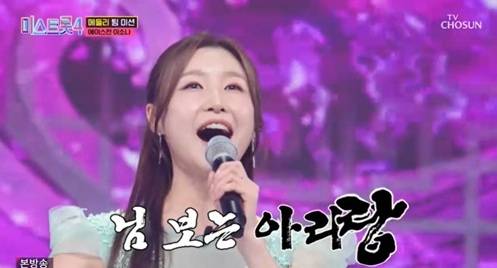 ‘미스트롯4’는 본선 3차 2라운드 에이스전에서 높은 화제성과 함께 전국 시청률 14.7%로 자체 최고 기록을 경신했으며, 팀 운명이 걸린 에이스 무대 경쟁이 치열하게 펼쳐졌다. 1라운드에서는 미스청바지가 1위를 차지했지만, 2라운드 에이스전에서 홍성윤과 이소나가 초고득점을 기록하며 판세가 뒤집혔고, 특히 이소나는 1,452점으로 에이스전 최고점을 받아 팀 뽕진2의 최종 1위 역전을 이끌며 ‘히어로’로 떠올랐다. 최종적으로 뽕진2가 1위, 흥행열차 2위, 비타오걸 3위, 미스청바지 4위, 아뜨걸스 5위를 기록했고, 총 16명이 준결승 관문인 본선 4차 레전드 미션에 진출했다. ‘미스트롯4’ 이소나 최고 15.4% (사진=TV조선)