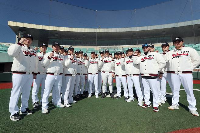 국내 첫 ‘시민 야구단’인 울산 웨일즈 선수단이 3일 울산 남구 문수야구장에서 훈련을 시작했다. 주먹을 불끈 쥐고 기념 사진을 찍는 모습. 웨일즈는 고래라는 뜻이다. 다음달 20일부터 KBO 퓨처스리그(2군 리그)에 출전한다./김동환 기자