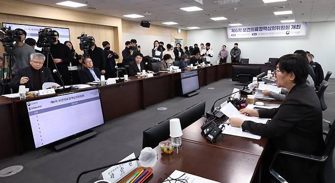 정은경 보건복지부 장관(사진 오른쪽)이 6일 오후 서울 서초구 건강보험심사평가원 전문가자문회의장에서 열린 제6차 보건의료정책 심의위원회에서 모두 발언을 하고 있다. /뉴스1