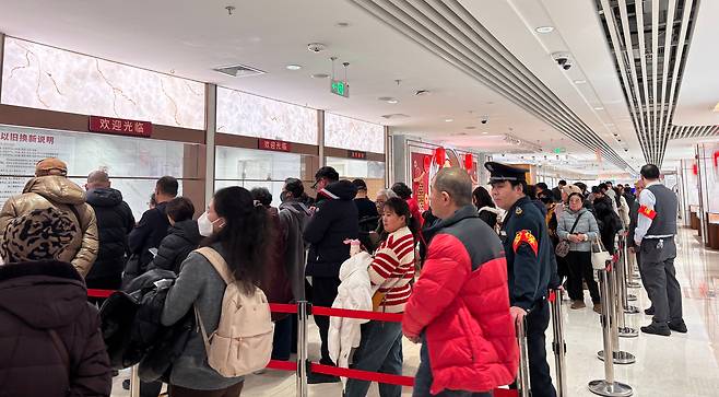 지난 5일 오후 3시30분쯤(현지시각) 차이바이 3층에 방문객 100여명이 금을 팔기 위해 줄을 선 모습. /베이징=이은영 특파원