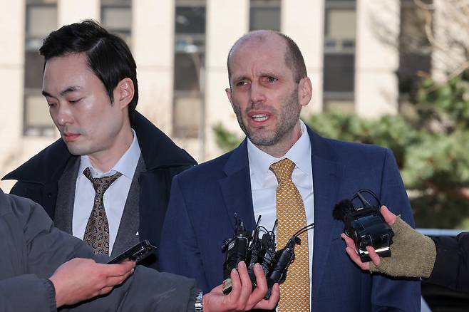 해롤드 로저스 쿠팡 한국 임시 대표가 6일 오후 마포구 서울경찰청 광역수사단 반부패수사대에서 국회에서의 증언·감정 등에 관한 법률 위반 혐의 등 관련 2차 조사를 받기 위해 출석하고 있다. /뉴스1