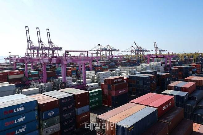 지난 1일 오후 인천 연수구 인천신항 야적장에 컨테이너가 놓여 있다. ⓒ뉴시스