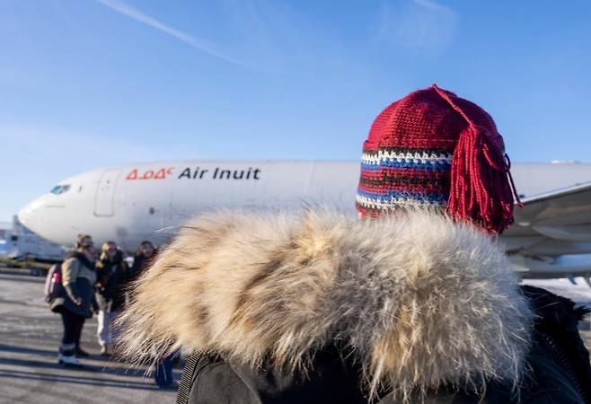 5일 캐나다 몬트리올에서 탑승객들이 그린란드 수도 누크로 향하는 이누이트항공 탑승을 준비하고 있다. 캐나다와 프랑스가 덴마크의 반자치령 그린란드에 대한 미국의 통제권 확보 노력에 대응, 6일 그린란드 수도 누크에 영사관을 개설할 계획이다. 이는 북대서양조약기구(나토) 동맹국 덴마크와 그린란드에 대한 지지를 표명하기 위한 것이다. 2026.02.06. [몬트리올(캐나다)=AP/뉴시스]