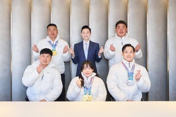 사진=배동현 BDH재단 이사장이 BDH 파라스 선수단과 기념사진을 촬영하고 있다.