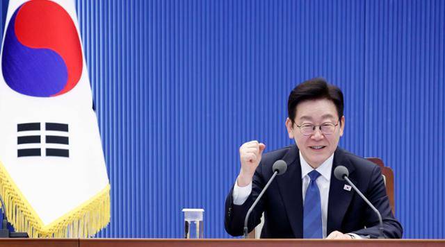 다주택자를 향해 연일 고강도 메시지를 내고 있는 이재명 대통령이 5일 청와대에서 열린 수석보좌관회의에서 대한민국 올림픽 선수단에게 파이팅을 외치고 있다. 왕태석 선임기자