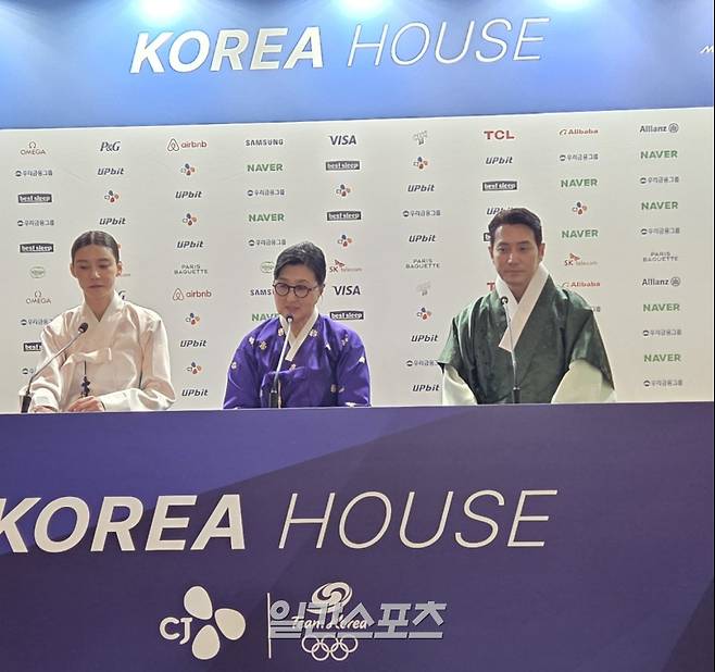 차예련 대한체육회 홍보대사(왼쪽부터), 노희영 코리아하우스 단장, 주상욱 대한체육회 홍보대사가 6일 오전(한국시간) 빌라 네키 캄필리오 코리아하우스 개관식 뒤 공식 기자회견에 참석해 발언하고 있다. 밀라노=김우중 기자