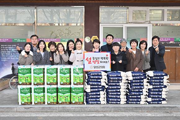 달성군 지역 사회복지시설을 찾아 위문품을 전달한 김은영 달성군의회 의장(가운데)과 관계자들이 기념촬영을 하고 있다 [사진=달성군의회]