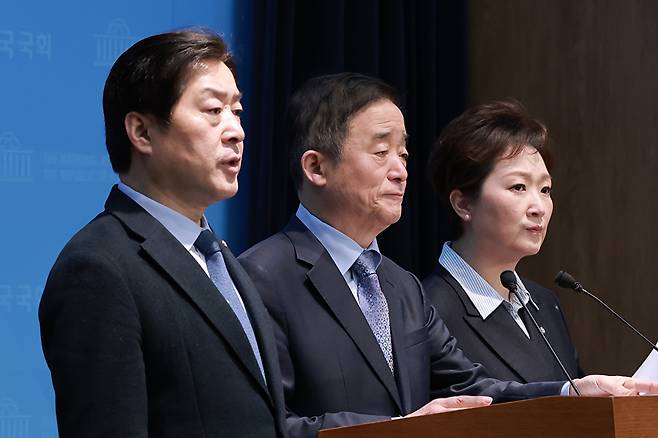 더불어민주당 황명선(왼쪽부터)·강득구·이언주 최고위원이 6일 국회 소통관에서 민주당과 조국혁신당 간 합당 논의를 중단할 것을 촉구하고 있다. 2026.2.6 [사진=연합뉴스]