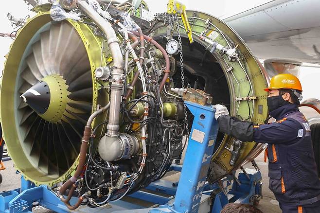 제주항공 정비 인력이 항공기 엔진을 분리·점검하고 있다. 기단 현대화와 함께 정비 역량 강화가 비용 구조와 운항 안정성의 핵심으로 떠오르고 있다. (제주항공 제공)