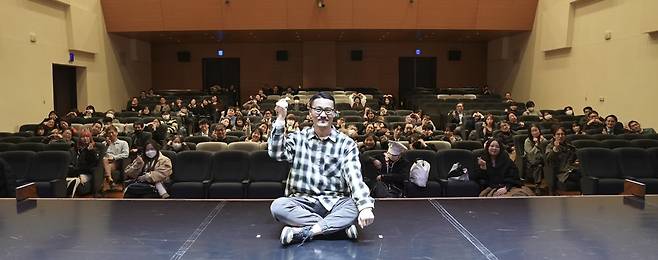 최규석 만화가가 지난달 일본 신주쿠 한국문화원에서 팬들과 만났다. [사진 한국콘텐츠진흥원]