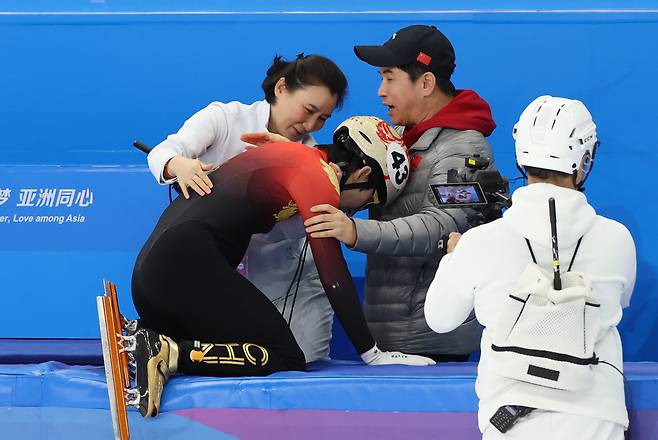 지난해 하얼빈 아시안게임 남자 500m 금메달을 딴 중국대표팀의 린샤오쥔(한국명 임효준)이 코치 앞에서 눈물을 쏟고 있다. 뉴스1