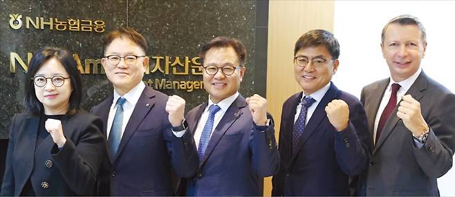 ‘2026 대한민국 펀드대상’ 종합대상을 받은 NH아문디자산운용의 길정섭 대표(가운데)와 임직원들이 5일 서울 여의도 본사에서 기념촬영을 하고 있다. 왼쪽부터 서진희 글로벌 최고투자책임자(CIO), 한수일 채권 CIO, 길 대표, 신용인 마케팅 총괄 부사장, 니콜라 시몽 부대표.  /이솔 기자