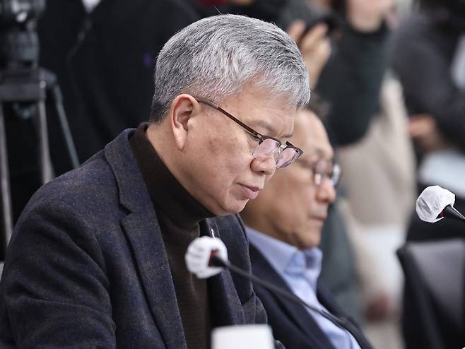 김택우 대한의사협회 회장이 6일 오후 서울 서초구 건강보험심사평가원 전문가자문회의장에서 열린 제6차 보건의료정책심의위원회에서 정은경 보건복지부 장관의 발언을 듣고 있다. /사진=뉴스1